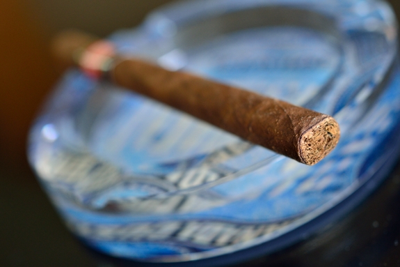 The Fox gives off lots of spice and chocolate aromas from the wrapper and a nice blast of pepper and spice from the foot.